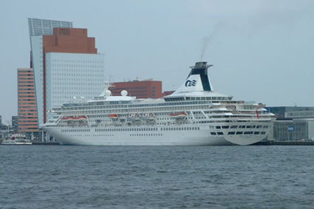 Cruiseschip ms Royal Princess van Princess Cruises aan de Cruise Terminal Rotterdam